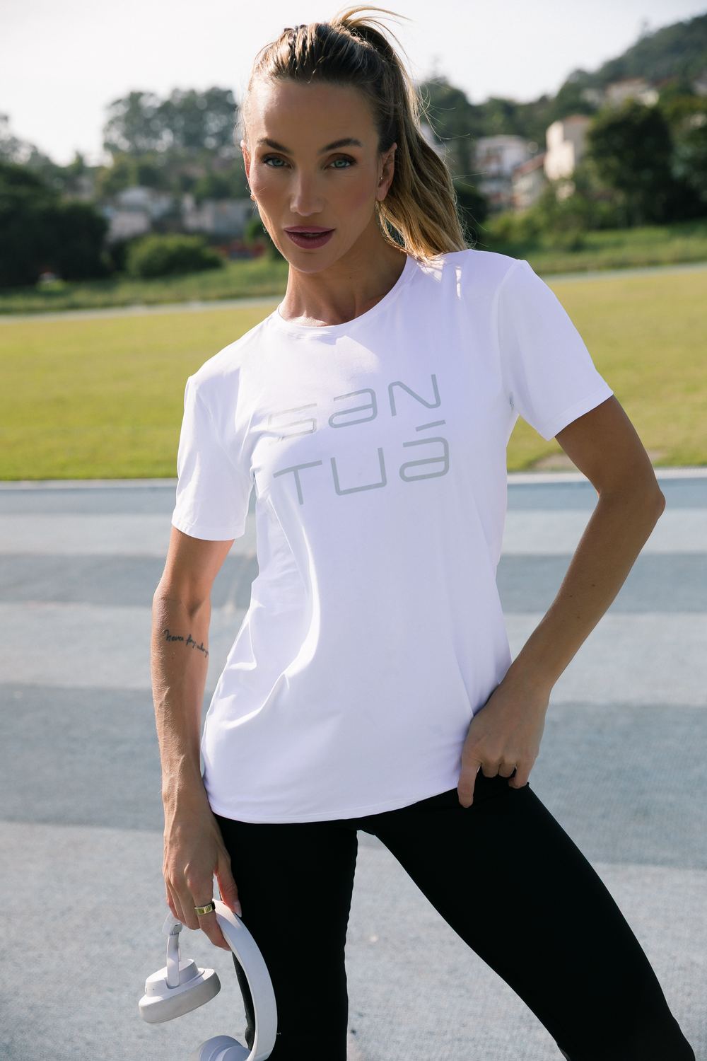 Consumidora vestindo camiseta branca com a marca Santuá aplicada no peito
